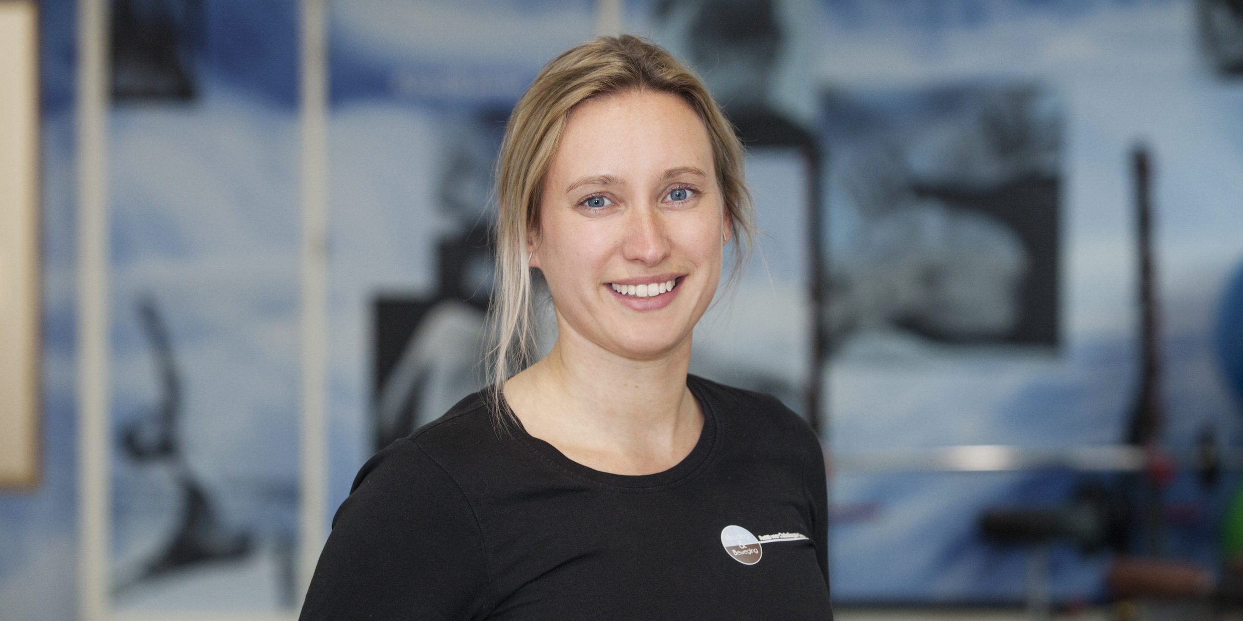 therapeut kijkt blij omdat ze covid patient heeft geholpen