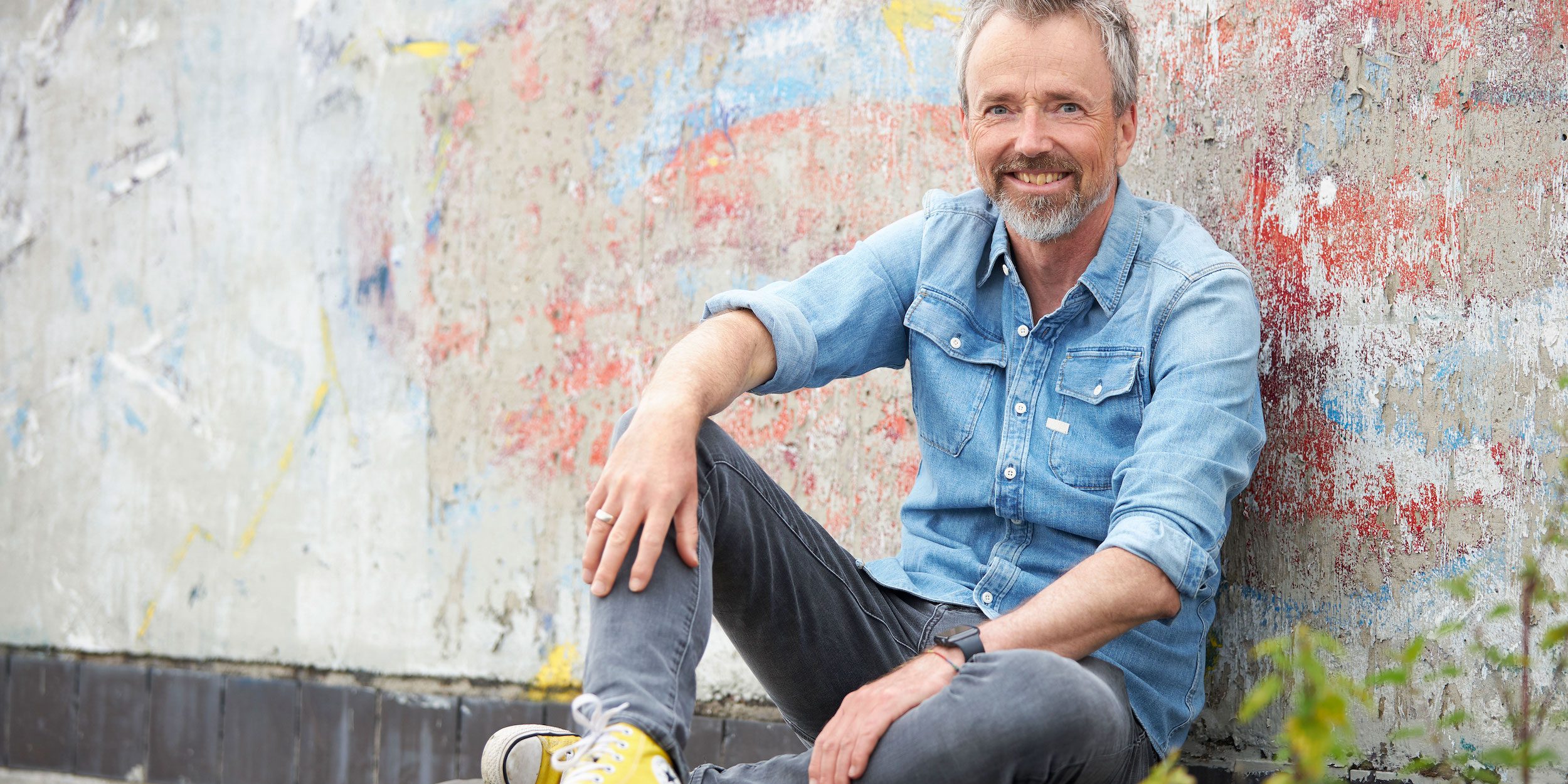 Cas man zit voor muur en vertelt over patientenplatform diabetes