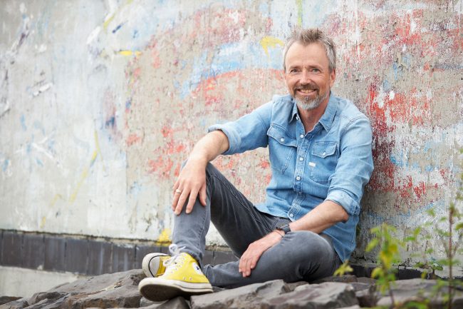 man zit voor muur en vertelt over patientenplatform diabetes