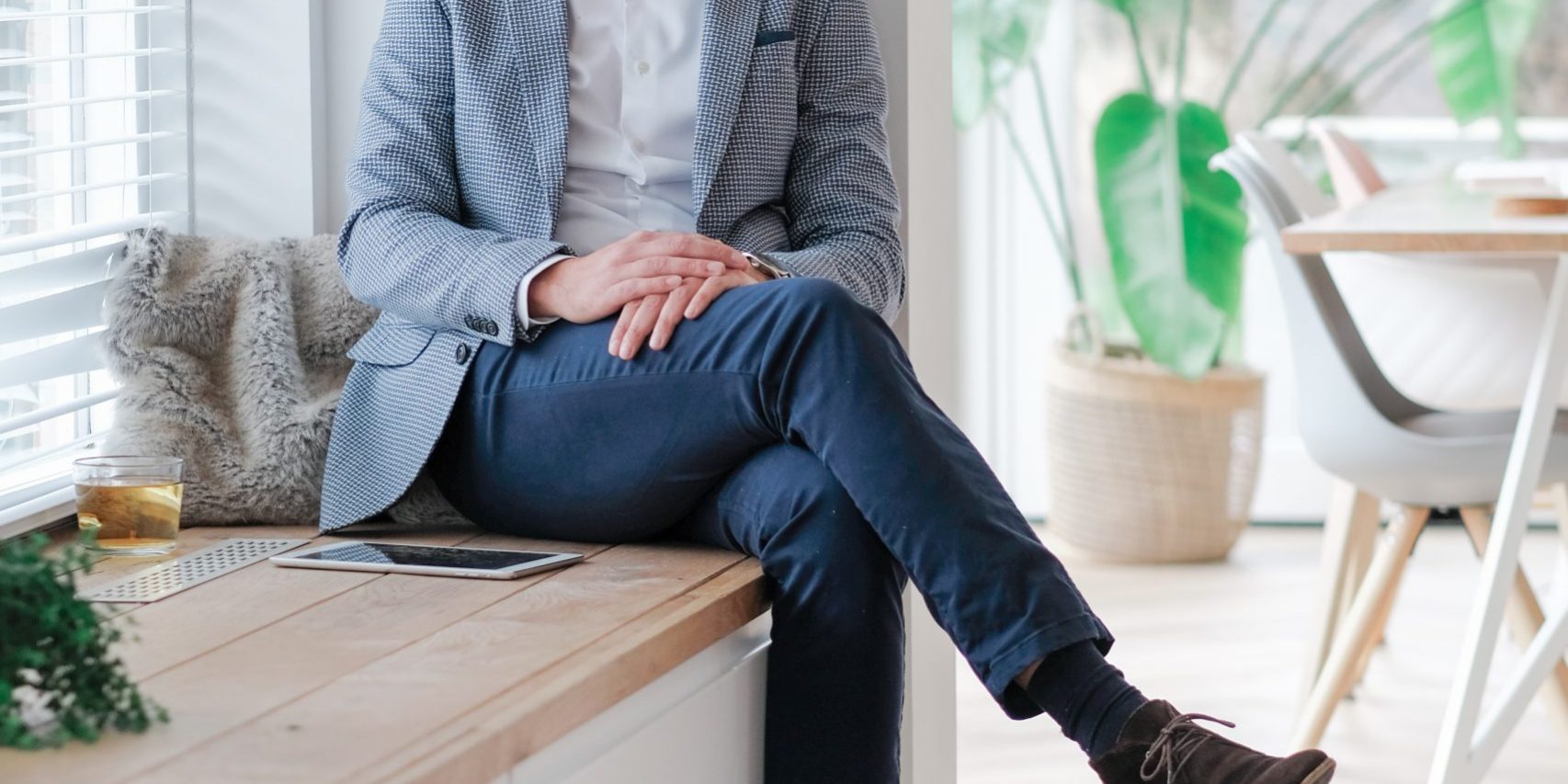 directeur zit op bankje