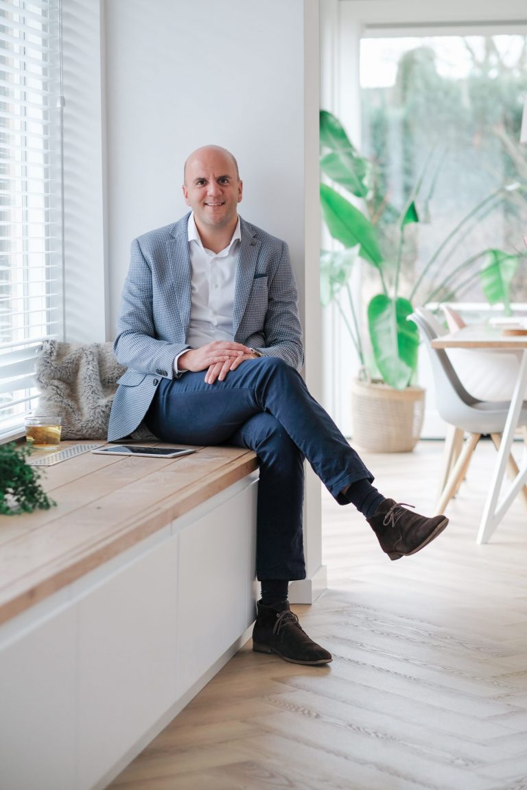 directeur zit op bankje