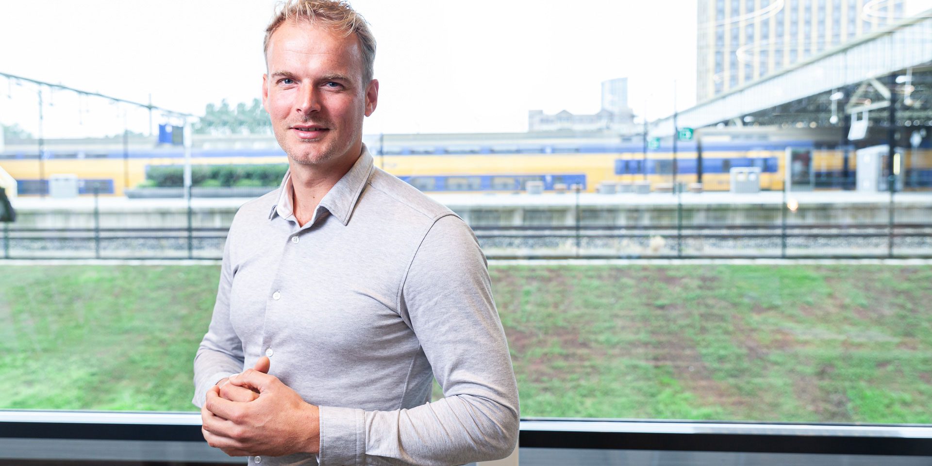 Zorgpromotor-HT-004 man lacht omdat hij blij is met zijn netwerk