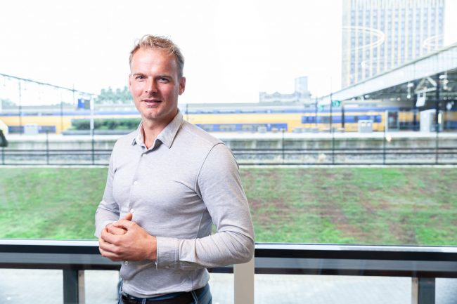 man lacht omdat hij blij is met zijn netwerk