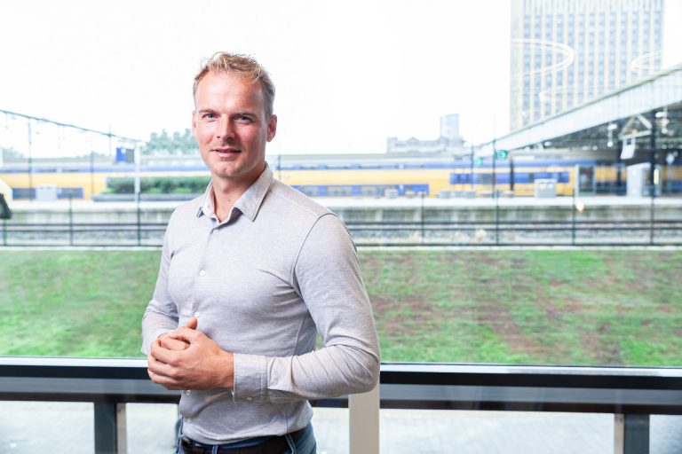 man lacht omdat hij blij is met zijn netwerk