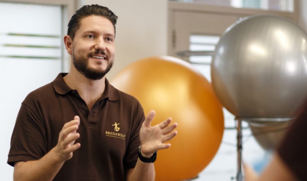 Fysiotherapeut van Breda West in zijn praktijk