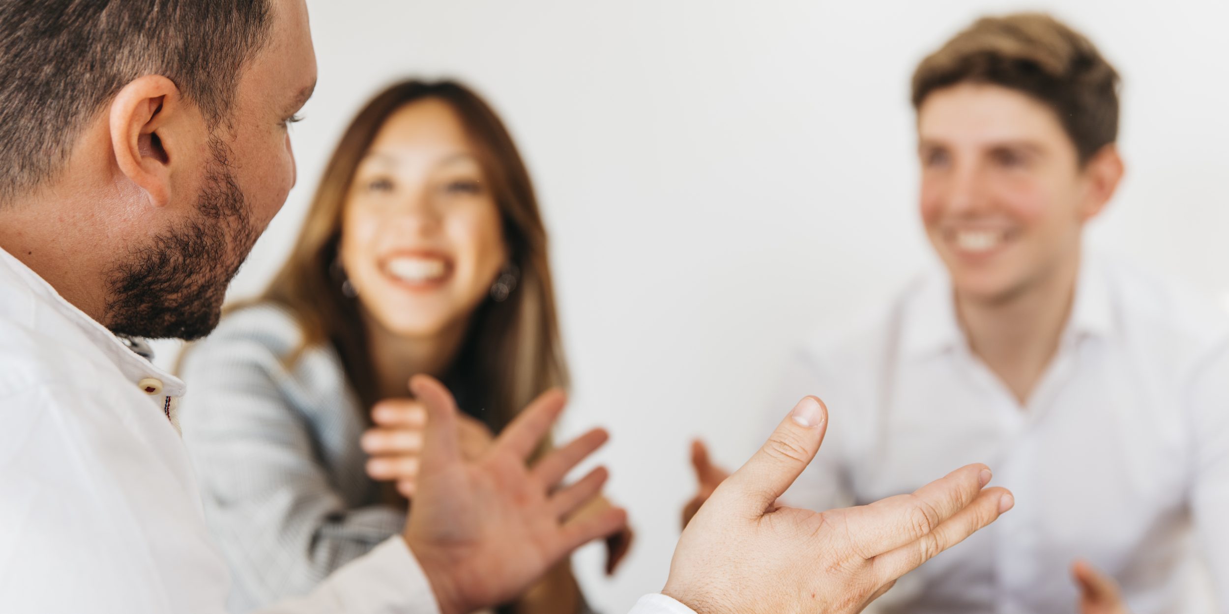 people-having-conversation-meeting mensen hebben een gesprek