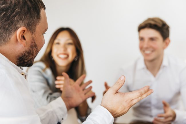 mensen hebben een gesprek