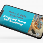 Op een telefoon wordt een video afgespeeld van Hand & Pols Centrum over Dropping Hand behandeling