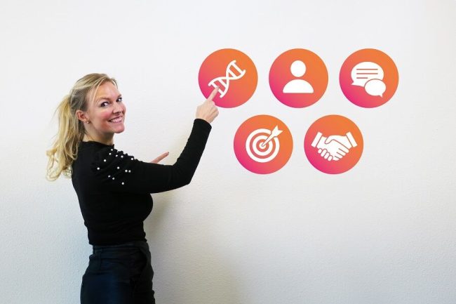 Kirsten wijst naar verschillende onderdelen die horen bij employer branding