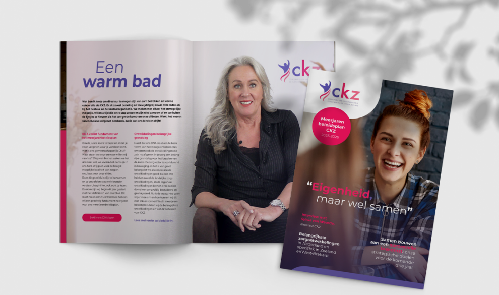 Mockup van een magazine van CKZ, de binnenkant van de flyer is ook te zien