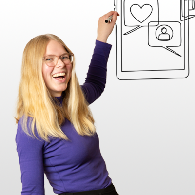 Foto van Joyce, ze tekent op de muur