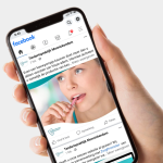 Mockup van een telefoon met de social media van tandartspraktijk Monnickendam