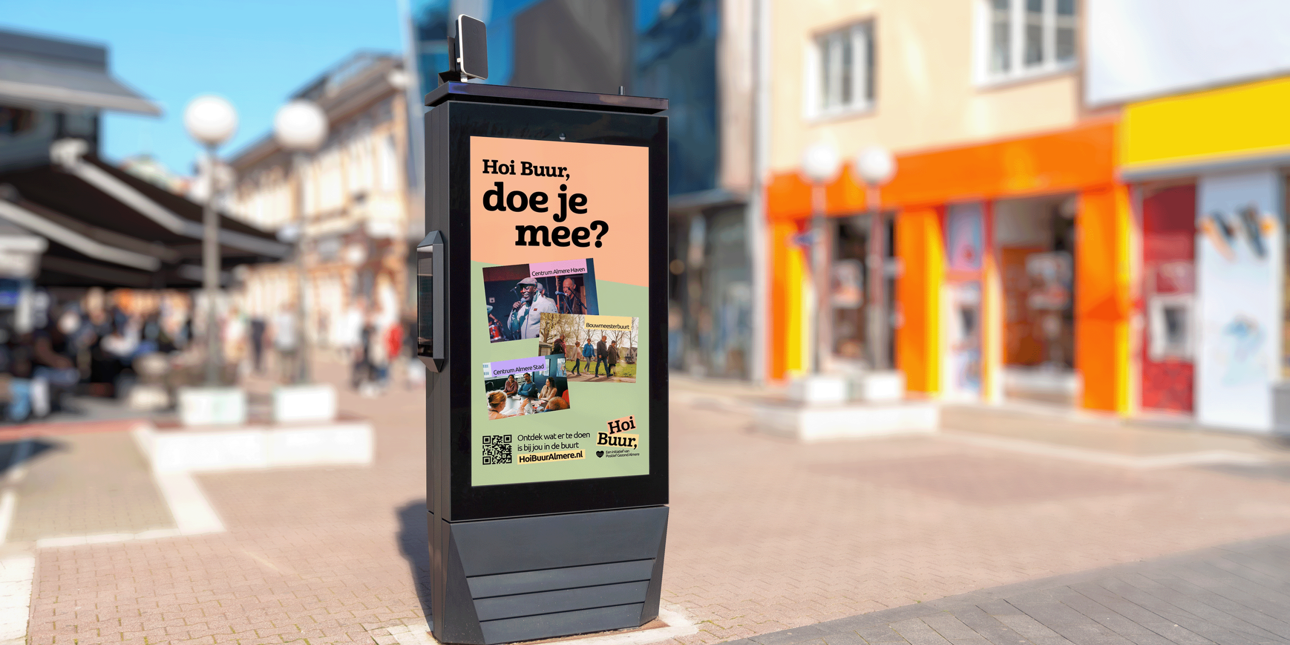 Een staand billboard midden in een centrum met daarop een advertentie voor Hoi Buur