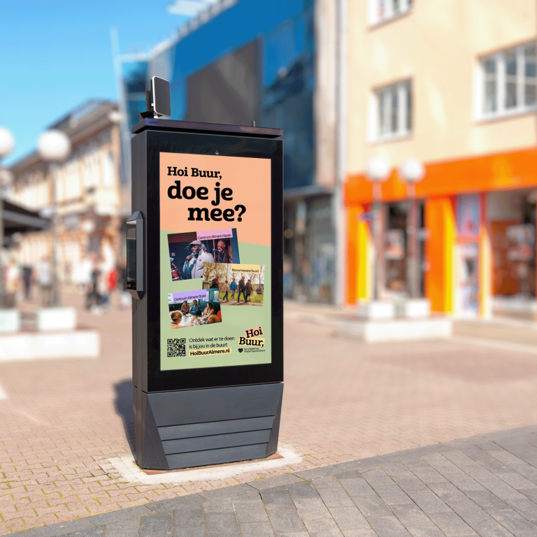 Een staand billboard midden in een centrum met daarop een advertentie voor Hoi Buur